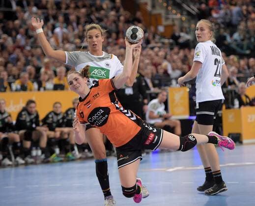 Angie Geschke (GER 26), Laura Van der Heijden (NED 6), Nadja Mansson (GER 21) (l-r) beim Spiel Deutschland (GER) vs Niederlande (NED), Handball, Frauen, Vorrunde IHF Weltmeisterschaft, Leipzig, 08.12.2017 Leipzig Copyright: xModlax Eibner-Pressefotox EP_cma