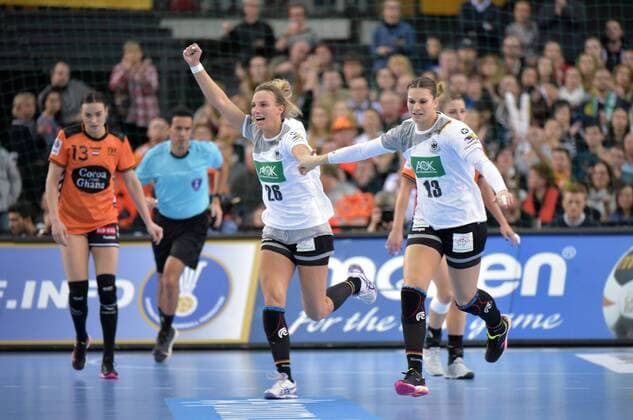 Angie Geschke (GER 26), Julia Behnke (GER 13) beim Spiel Deutschland (GER) vs Niederlande (NED), Handball, Frauen, Vorrunde IHF Weltmeisterschaft, Leipzig, 08.12.2017 Leipzig Copyright: xModlax Eibner-Pressefotox EP_cma
