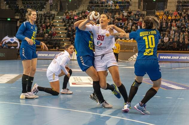 GER, IHF WM 2017, Brasilien (BRA) vs Montenegro (MNE) 08.12.2017, EWE Arena, Oldenburg, Germany, 23.IHF World Championship WM Weltmeisterschaft 2017 Women, first round, Group C, Brasilien vs Montenegro, im Bild Patricia MACHADO (Brasilien 49), Jessica RIBEIRO (Brasilien 10) Milena RAICEVIC ( MNE 90 )
