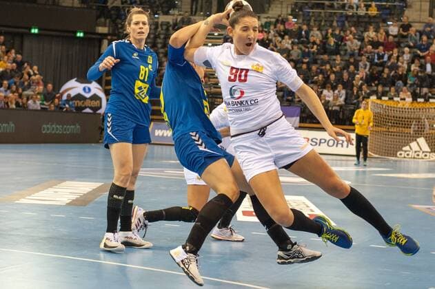 GER, IHF WM 2017, Brasilien (BRA) vs Montenegro (MNE) 08.12.2017, EWE Arena, Oldenburg, Germany, 23.IHF World Championship WM Weltmeisterschaft 2017 Women, first round, Group C, Brasilien vs Montenegro, im Bild Patricia MACHADO (Brasilien 49), Jessica RIBEIRO (Brasilien 10) Milena RAICEVIC ( MNE 90 )
