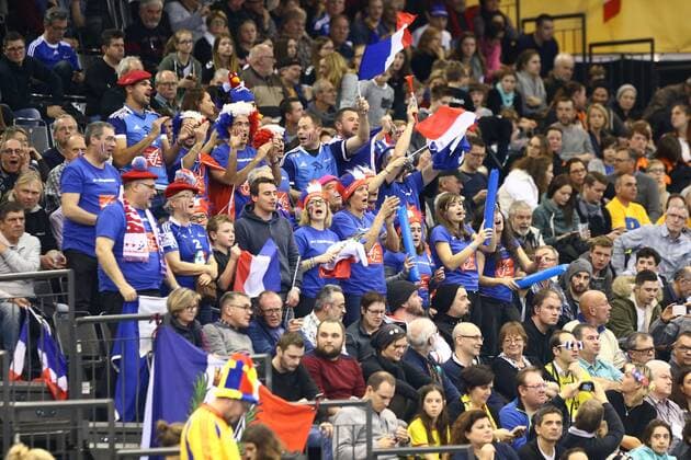 Fans von Frankreich jubeln, Frankreich vs Rumaenien, IHF Frauen Handball Weltmeisterschaft, 08.12.2017, Fotograf Neis Eibner Trier Copyright: xNeisx Eibner-Pressefotox EP_ans