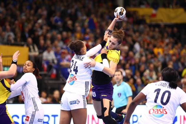 Florina Cristina Florianu (Rumaenien) im Zweikampf mit Beatrice Edwige (Frankreich), Frankreich vs Rumaenien, IHF Frauen Handball Weltmeisterschaft, 08.12.2017, Fotograf Neis Eibner Trier Copyright: xNeisx Eibner-Pressefotox EP_ans