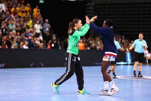 Siraba Dembele (Frankreich) und Cleopatre Darleux (Frankreich) feiern den Sieg Frankreich vs Rumaenien, IHF Frauen Handball Weltmeisterschaft, 08.12.2017, Fotograf Neis Eibner Trier Copyright: xNeisx Eibner-Pressefotox EP_ans