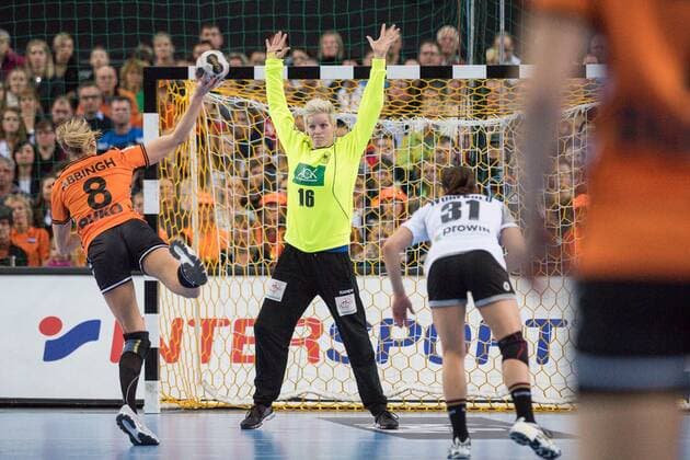 GER, IHF WM 2017, Deutschland (GER) vs. Niederlande (NLD) 08.12.2017, Arena, Leipzig, GER, IHF WM 2017, Deutschland (GER) vs. Niederlande (NLD), im Bild Clara Woltering ( 16, Deutschland), Lois Abbingh ( 8, Niederlande),