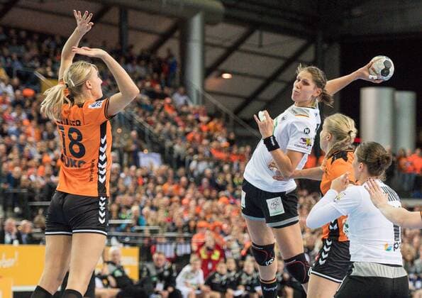 GER, IHF WM 2017, Deutschland (GER) vs. Niederlande (NLD) 08.12.2017, Arena, Leipzig, GER, IHF WM 2017, Deutschland (GER) vs. Niederlande (NLD), im Bild Xenia Smits ( 11, Deutschland), Kelly Dulfer ( 18, Niederlande),