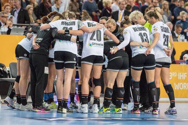 GER, IHF WM 2017, Deutschland (GER) vs. Niederlande (NLD) 08.12.2017, Arena, Leipzig, GER, IHF WM 2017, Deutschland (GER) vs. Niederlande (NLD), im Bild Besprechung der deutschen Nationalmannschaft