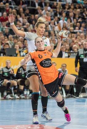GER, IHF WM 2017, Deutschland (GER) vs. Niederlande (NLD) 08.12.2017, Arena, Leipzig, GER, IHF WM 2017, Deutschland (GER) vs. Niederlande (NLD), im Bild Laura van der Heijden ( 6, Niederlande), Nadja Mansson ( 21, Deutschland), Xenia Smits ( 11, Deutschland), Angie Geschke ( 26, Deutschland),