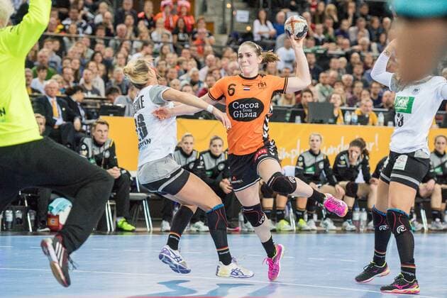GER, IHF WM 2017, Deutschland (GER) vs. Niederlande (NLD) 08.12.2017, Arena, Leipzig, GER, IHF WM 2017, Deutschland (GER) vs. Niederlande (NLD), im Bild Laura van der Heijden ( 6, Niederlande), Angie Geschke ( 26, Deutschland),