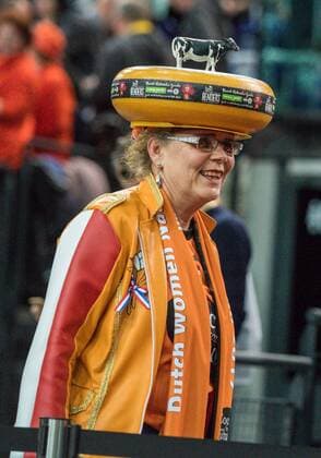 GER, IHF WM 2017, Deutschland (GER) vs. Niederlande (NLD) 08.12.2017, Arena, Leipzig, GER, IHF WM 2017, Deutschland (GER) vs. Niederlande (NLD), im Bild Niederländischer Fan mit Käse auf dem Kopf