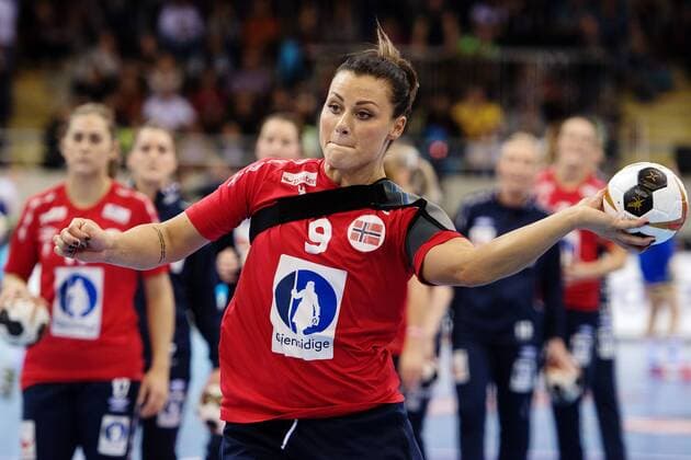 Handball, WM Damen, Norwegen - Schweden 171208 Norges Nora Mork värmer upp inför matchen mellan Norge och Sverige under handbolls-VM den 8 december 2017 i Bietigheim Bissingen. Copyright: CARLxSANDIN BB171208CS013