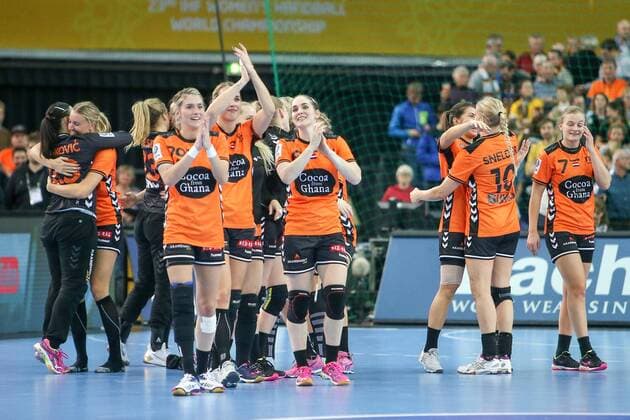 Deutschland - Niederlande Handball Frauen WM Leipzig, 08.12.2017, Arena Leipzig, Weltmeisterschaft 2017, Handball Frauen Vorrunde Gruppe D. , Deutschland ( GER) vs Niederlande ( NED) 23:31 (10:18) , Im Bild: holländische Spielerinnen bejubeln den Sieg ,