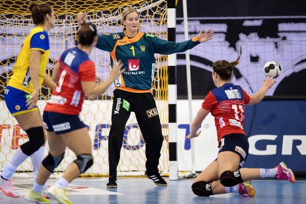 Handball, WM Damen, Norwegen - Schweden 171208 Sveriges malvakt Johanna Bundsen och Norges Kari Brattset i matchen mellan Norge och Sverige under handbolls-VM den 8 december 2017 i Bietigheim Bissingen. Copyright: CARLxSANDIN BB171208CS021