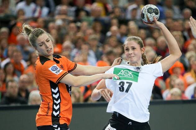 Deutschland - Niederlande Handball Frauen WM Leipzig, 08.12.2017, Arena Leipzig, Weltmeisterschaft 2017, Handball Frauen Vorrunde Gruppe D. , Deutschland ( GER) vs Niederlande ( NED) 23:31 (10:18) , Im Bild v.l.: Nycke GROOT (17, Niederlande) und Alicia Stolle (37, Deutschland) ,