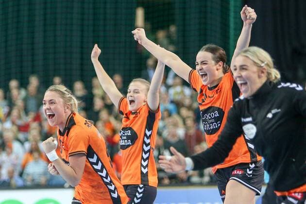 Deutschland - Niederlande Handball Frauen WM Leipzig, 08.12.2017, Arena Leipzig, Weltmeisterschaft 2017, Handball Frauen Vorrunde Gruppe D. , Deutschland ( GER) vs Niederlande ( NED) 23:31 (10:18) , Im Bild: holländische Spielerinnen bejubeln den Sieg ,