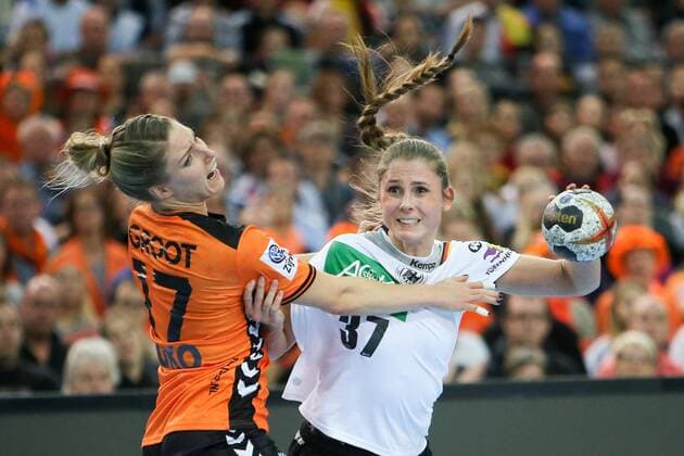 Themen der Woche Bilder des Tages - SPORT Deutschland - Niederlande Handball Frauen WM Leipzig, 08.12.2017, Arena Leipzig, Weltmeisterschaft 2017, Handball Frauen Vorrunde Gruppe D. , Deutschland ( GER) vs Niederlande ( NED) 23:31 (10:18) , Im Bild v.l.: Nycke GROOT (17, Niederlande) und Alicia Stolle (37, Deutschland) ,