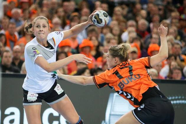 Deutschland - Niederlande Handball Frauen WM Leipzig, 08.12.2017, Arena Leipzig, Weltmeisterschaft 2017, Handball Frauen Vorrunde Gruppe D. , Deutschland ( GER) vs Niederlande ( NED) 23:31 (10:18) , Im Bild v.l.: Alicia Stolle (37, Deutschland) und Nycke GROOT (17, Niederlande) ,