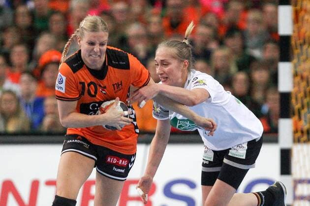 Deutschland - Niederlande Handball Frauen WM Leipzig, 08.12.2017, Arena Leipzig, Weltmeisterschaft 2017, Handball Frauen Vorrunde Gruppe D. , Deutschland ( GER) vs Niederlande ( NED) , Im Bild v.l.: Danick SNELDER (10, Niederlande) und Nadja Mansson (21, Deutschland) ,
