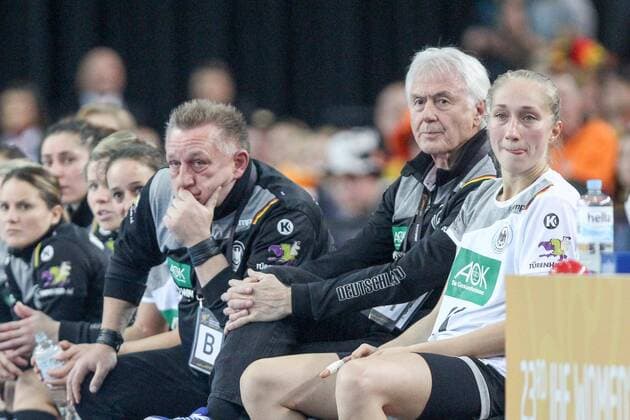 Deutschland - Niederlande Handball Frauen WM Leipzig, 08.12.2017, Arena Leipzig, Weltmeisterschaft 2017, Handball Frauen Vorrunde Gruppe D. , Deutschland ( GER) vs Niederlande ( NED) 23:31 (10:18) , Im Bild v.l.: Bundestrainer Michael Biegler (Deutschland), Sportdirektor Wolfgang Sommerfeld (Deutschland) und Nadja Mansson (21, Deutschland) ,
