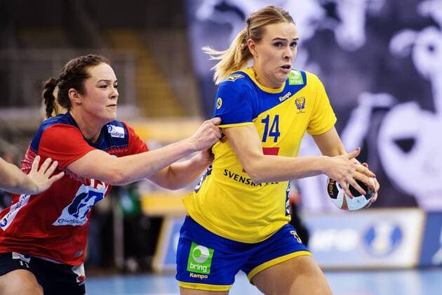 Handball, WM Damen, Norwegen - Schweden 171208 Norges Kari Brattset i kamp med Sveriges Johanna Westberg i matchen mellan Norge och Sverige under handbolls-VM den 8 december 2017 i Bietigheim Bissingen. Copyright: CARLxSANDIN BB171208CS024