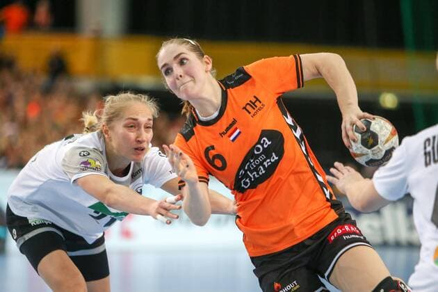Deutschland - Niederlande Handball Frauen WM Leipzig, 08.12.2017, Arena Leipzig, Weltmeisterschaft 2017, Handball Frauen Vorrunde Gruppe D. , Deutschland ( GER) vs Niederlande ( NED) , Im Bild v.l.: Nadja Mansson (21, Deutschland) und Laura van der HEIJDEN (6, Niederlande),