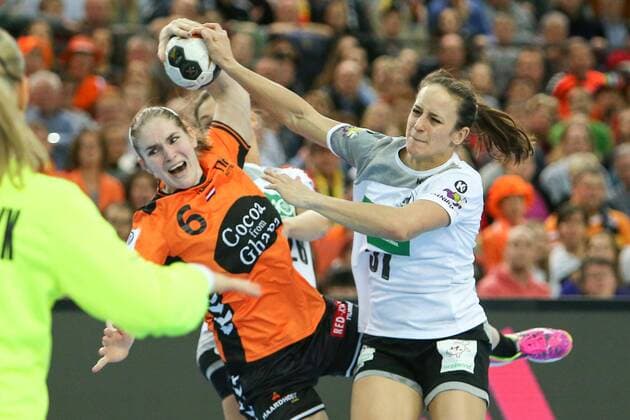 Deutschland - Niederlande Handball Frauen WM Leipzig, 08.12.2017, Arena Leipzig, Weltmeisterschaft 2017, Handball Frauen Vorrunde Gruppe D. , Deutschland ( GER) vs Niederlande ( NED) , Im Bild v.l.: Laura van der HEIJDEN (6, Niederlande) und Kerstin Wohlbold (31, Deutschland) ,