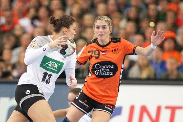 Deutschland - Niederlande Handball Frauen WM Leipzig, 08.12.2017, Arena Leipzig, Weltmeisterschaft 2017, Handball Frauen Vorrunde Gruppe D. , Deutschland ( GER) vs Niederlande ( NED) , Im Bild v.l.: Julia Behnke (13, Deutschland) und Estavana POLMAN (79, Niederlande) ,