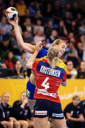 Handball, WM Damen, Norwegen - Schweden 171208 Sveriges Isabelle Gullden i kamp med Norges Veronica Egebakken Kristiansen i matchen mellan Norge och Sverige under handbolls-VM den 8 december 2017 i Bietigheim Bissingen. Copyright: CARLxSANDIN BB171208CS026