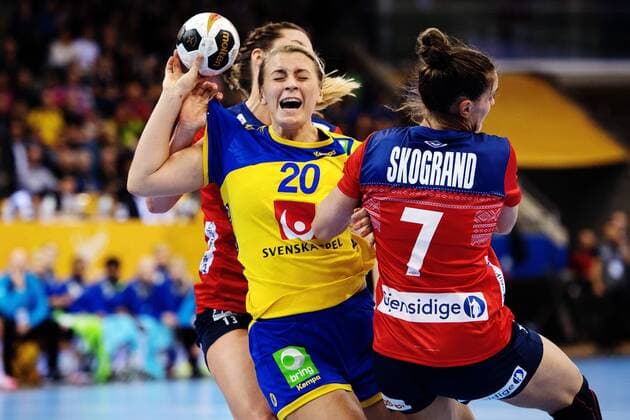Handball, WM Damen, Norwegen - Schweden 171208 Sveriges Isabelle Gullden i närkamp med Norges Kari Brattset och Stina Ruscetta Skogrand i matchen mellan Norge och Sverige under handbolls-VM den 8 december 2017 i Bietigheim Bissingen. Copyright: CARLxSANDIN BB171208CS029
