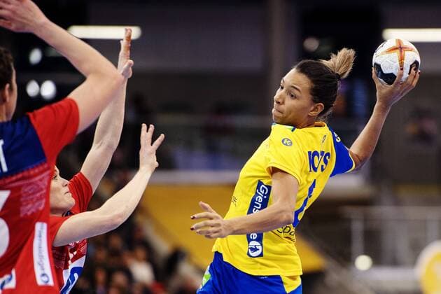 Handball, WM Damen, Norwegen - Schweden 171208 Sveriges Jamina Roberts skjuter i matchen mellan Norge och Sverige under handbolls-VM den 8 december 2017 i Bietigheim Bissingen. Copyright: CARLxSANDIN BB171208CS034