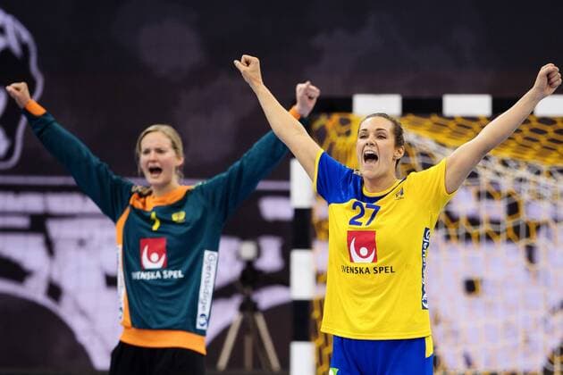 Handball, WM Damen, Norwegen - Schweden 171208 Sveriges malvakt Johanna Bundsen och Sabina Jacobsen jublar i matchen mellan Norge och Sverige under handbolls-VM den 8 december 2017 i Bietigheim Bissingen. Copyright: CARLxSANDIN BB171208CS036