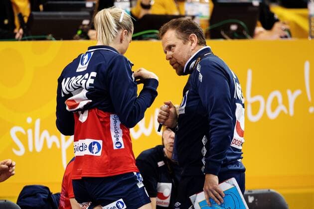 Handball, WM Damen, Norwegen - Schweden 171208 Norges Heidi Loke gör sig klar för att hoppa in och instrueras av förbundskapten Thorir Hergeirsson i matchen mellan Norge och Sverige under handbolls-VM den 8 december 2017 i Bietigheim Bissingen. Copyright: CARLxSANDIN BB171208CS040