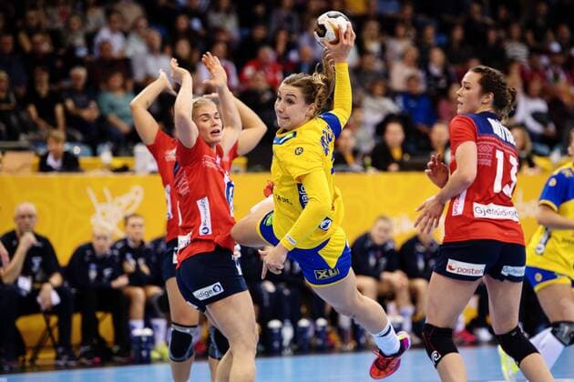 Handball, WM Damen, Norwegen - Schweden 171208 Sveriges Anna Lagerquist bryter igenom mot Norges Kari Brattset i matchen mellan Norge och Sverige under handbolls-VM den 8 december 2017 i Bietigheim Bissingen. Copyright: CARLxSANDIN BB171208CS045