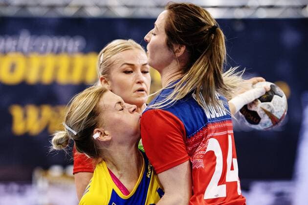 Bilder des Tages - SPORT Handball, WM Damen, Norwegen - Schweden 171208 Sveriges Nathalie Hagman i närkamp med Norges Sanna Charlotte Solberg i matchen mellan Norge och Sverige under handbolls-VM den 8 december 2017 i Bietigheim Bissingen. Copyright: CARLxSANDIN BB171208CS051