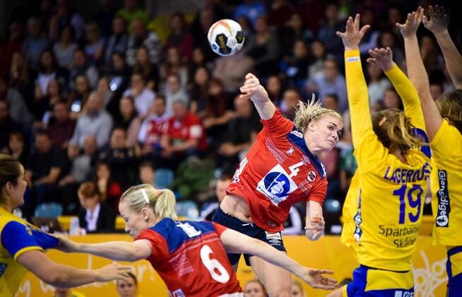 Handball, WM Damen, Norwegen - Schweden 2017.12.08 Bietigheim-Bissingen Pilka reczna Mistrzostwa Swiata w pilce recznej kobiet Norwegia - Szwecja N z Veronica Egebakken Kristiansen of Norway takes a shot on goal Foto Lukasz Laskowski PressFocus 2017.12.08 Bietigheim-Bissingen IHF Women s Handball World Championship WM Weltmeisterschaft Norway v Sweden Veronica Egebakken Kristiansen of Norway takes a shot on goal Credit: Lukasz Laskowski PressFocus NEWSPIX.PL --- Newspix.pl  20171208_LUK_223