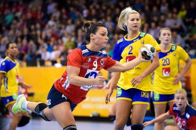 Handball, WM Damen, Norwegen - Schweden 2017.12.08 Bietigheim-Bissingen Pilka reczna Mistrzostwa Swiata w pilce recznej kobiet Norwegia - Szwecja N z Nora Mork of Norway takes a shot on goal Foto Lukasz Laskowski PressFocus 2017.12.08 Bietigheim-Bissingen IHF Women s Handball World Championship WM Weltmeisterschaft Norway v Sweden Nora Mork of Norway takes a shot on goal Credit: Lukasz Laskowski PressFocus NEWSPIX.PL --- Newspix.pl  20171208_LUK_234
