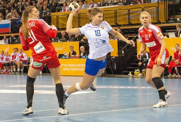 GER, IHF WM 2017, Dänemark (DEN) vs Russland (RUS) 08.12.2017, EWE Arena, Oldenburg, Germany, 23.IHF World Championship WM Weltmeisterschaft 2017 Women, first round, Group C, Dänemark vs Russland, im Bild Line HAUGSTED ( DEN 31 ) Kathrine HEINDAHL ( DEN 10 ) Daria SAMOKHINA (RUS 18)
