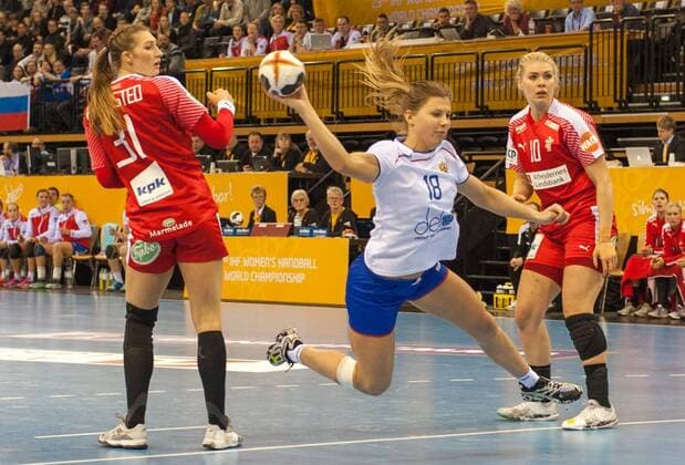 GER, IHF WM 2017, Dänemark (DEN) vs Russland (RUS) 08.12.2017, EWE Arena, Oldenburg, Germany, 23.IHF World Championship WM Weltmeisterschaft 2017 Women, first round, Group C, Dänemark vs Russland, im Bild Line HAUGSTED ( DEN 31 ) Kathrine HEINDAHL ( DEN 10 ) Daria SAMOKHINA (RUS 18)