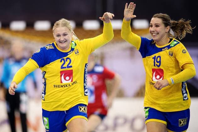 Handball, WM Damen, Norwegen - Schweden 171208 Sveriges Hanna Blomstrand och Anna Lagerquist jublar i matchen mellan Norge och Sverige under handbolls-VM den 8 december 2017 i Bietigheim Bissingen. Copyright: CARLxSANDIN BB171208CS059