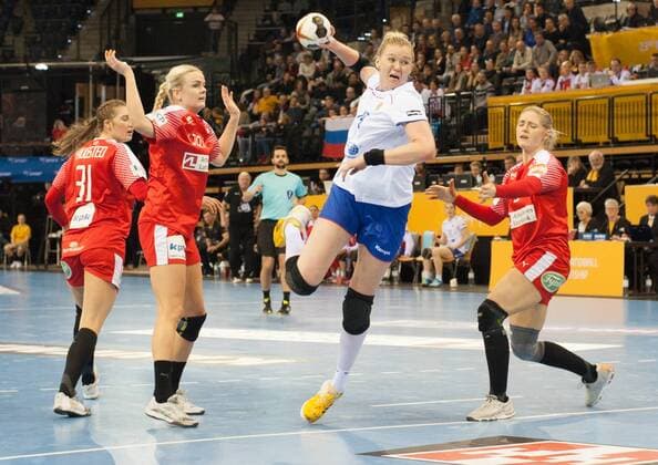 GER, IHF WM 2017, Dänemark (DEN) vs Russland (RUS) 08.12.2017, EWE Arena, Oldenburg, Germany, 23.IHF World Championship WM Weltmeisterschaft 2017 Women, first round, Group C, Dänemark vs Russland, im Bild Stine JORGENSEN ( DEN 28 )Sarah IVERSEN (DEN 5 ) Kseniia MAKEEVA (RUS 19)