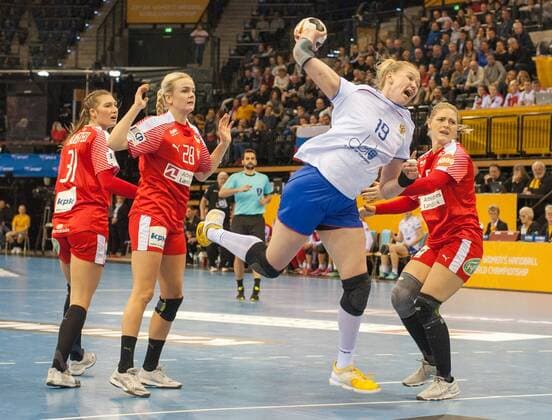 GER, IHF WM 2017, Dänemark (DEN) vs Russland (RUS) 08.12.2017, EWE Arena, Oldenburg, Germany, 23.IHF World Championship WM Weltmeisterschaft 2017 Women, first round, Group C, Dänemark vs Russland, im Bild Stine JORGENSEN ( DEN 28 )Sarah IVERSEN (DEN 5 ) Kseniia MAKEEVA (RUS 19)