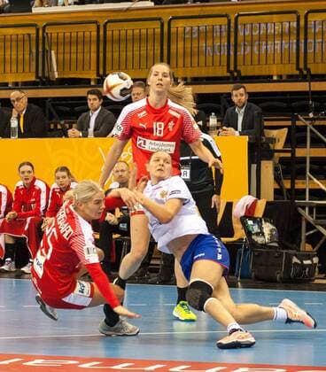 GER, IHF WM 2017, Dänemark (DEN) vs Russland (RUS) 08.12.2017, EWE Arena, Oldenburg, Germany, 23.IHF World Championship WM Weltmeisterschaft 2017 Women, first round, Group C, Dänemark vs Russland, im Bild Trine Ostergaard JENSEN ( DEN 25 ) Mette TRANBORG ( DEN 18 ) Daria DMITRIEVA (RUS 7)