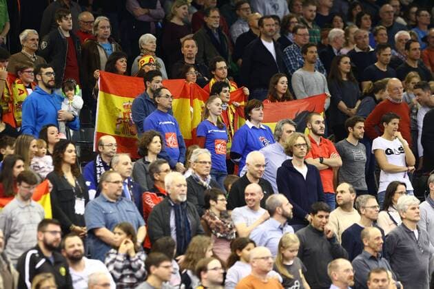 spanische Fans, Spanien vs Slowenien, IHF Frauen Handball Weltmeisterschaft, 08.12.2017, Fotograf Neis Eibner Trier Copyright: xEibner-Pressefoto AlexanderxNeisx EP_ANS