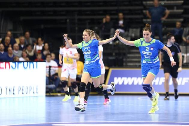 Ines Amon (Slowenien) und Teja Ferfolja (Slowenien) jubeln, Spanien vs Slowenien, IHF Frauen Handball Weltmeisterschaft, 08.12.2017, Fotograf Neis Eibner Trier Copyright: xEibner-Pressefoto AlexanderxNeisx EP_ANS