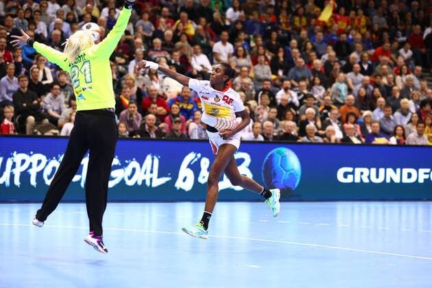 Alexandrina Cabral Barbosa (Spanien) alleine vor Amra Pandzic (Slowenien), Spanien vs Slowenien, IHF Frauen Handball Weltmeisterschaft, 08.12.2017, Fotograf Neis Eibner Trier Copyright: xEibner-Pressefoto AlexanderxNeisx EP_ANS