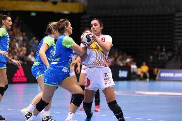 Paula Garcia Avila (Spanien) im Zweikampf mit Neli Irman (Slowenien), Spanien vs Slowenien, IHF Frauen Handball Weltmeisterschaft, 08.12.2017, Fotograf Neis Eibner Trier Copyright: xEibner-Pressefoto AlexanderxNeisx EP_ANS