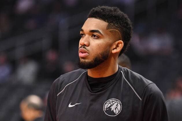 LOS ANGELES, CA - DECEMBER 06: Minnesota Timberwolves Center Karl-Anthony Towns (32) looks on before an NBA Basketball Herren USA game between the Minnesota Timberwolves and the Los Angeles Clippers on December 6, 2017 at STAPLES Center in Los Angeles, CA. (Photo by Brian Rothmuller Icon Sportswire) NBA: DEC 06 Timberwolves at Clippers Icon171206016 EDITORIAL USE ONLY
