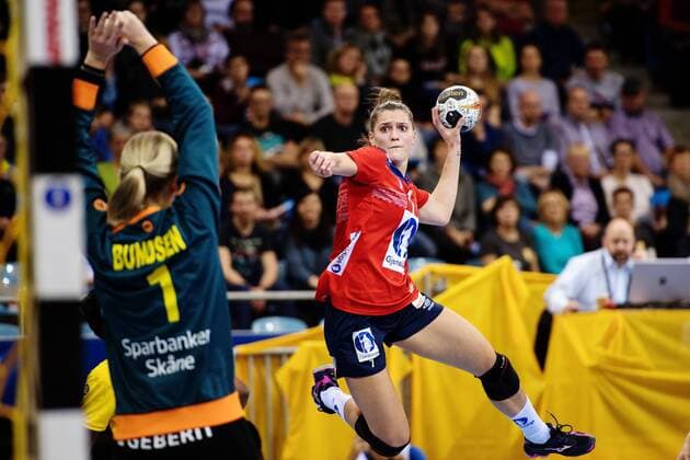 Handball, WM Damen, Norwegen - Schweden 171208 Norges Stina Ruscetta Skogrand skjuter mot Sveriges malvakt Johanna Bundsen i matchen mellan Norge och Sverige under handbolls-VM den 8 december 2017 i Bietigheim Bissingen. Copyright: CARLxSANDIN BB171208CS073