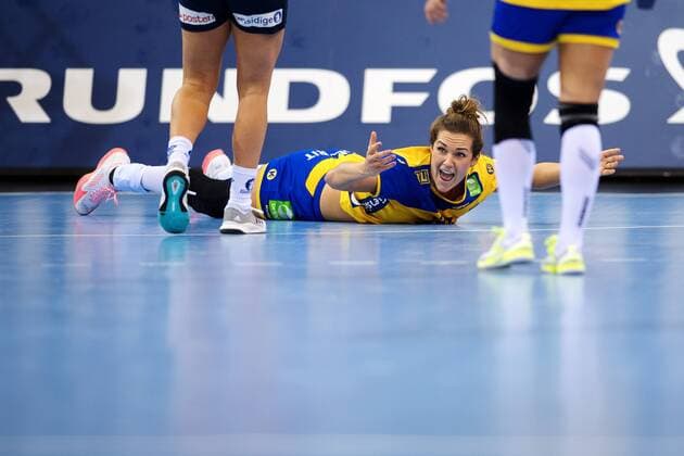 Handball, WM Damen, Norwegen - Schweden 171208 Sveriges Sabina Jacobsen reagerar mot domarna (ej i bild) i matchen mellan Norge och Sverige under handbolls-VM den 8 december 2017 i Bietigheim Bissingen. Copyright: CARLxSANDIN BB171208CS074