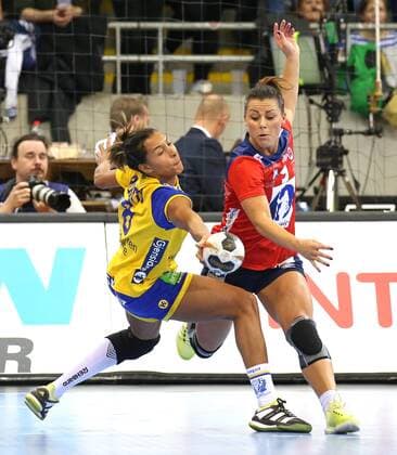 Handball, WM Damen, Norwegen - Schweden 08.12.2017, Deutschland, Bietigheim, Handball Weltmeisterschaft der Frauen: Länderspiel Norwegen vs. Schweden: v.l. Jamina Roberts (SWE), Nora Mork (NOR)