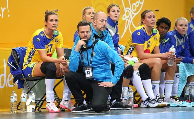 Handball, WM Damen, Norwegen - Schweden 08.12.2017, Deutschland, Bietigheim, Handball Weltmeisterschaft der Frauen: Länderspiel Norwegen vs. Schweden: Schwedische Bank enttäuscht, v.l. Sabina Jacobsen, Trainer Henrik Signell (SWE)